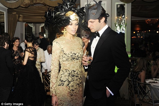 Siêu mẫu áo tắm chia tay bạn trai đại gia - 4
Jessica Hart, 31 tuổi luôn khao khát có 1 tổ ấm thật sự và những đứa con đáng yêu cùng Stavros Niarchos III