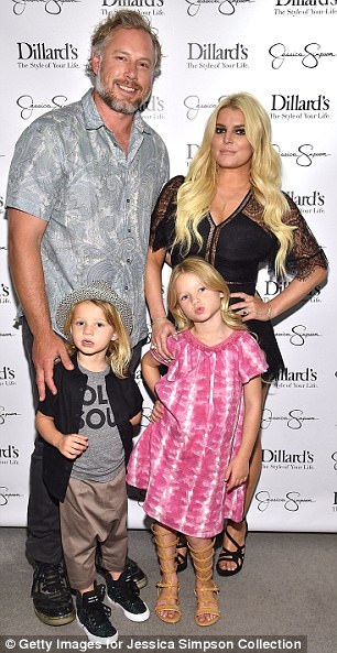 
Jessica Simpson đưa cả chồng và hai con nhỏ dự buổi tiệc này, gia đình hạnh phúc rạng rỡ chụp hình bên nhau
