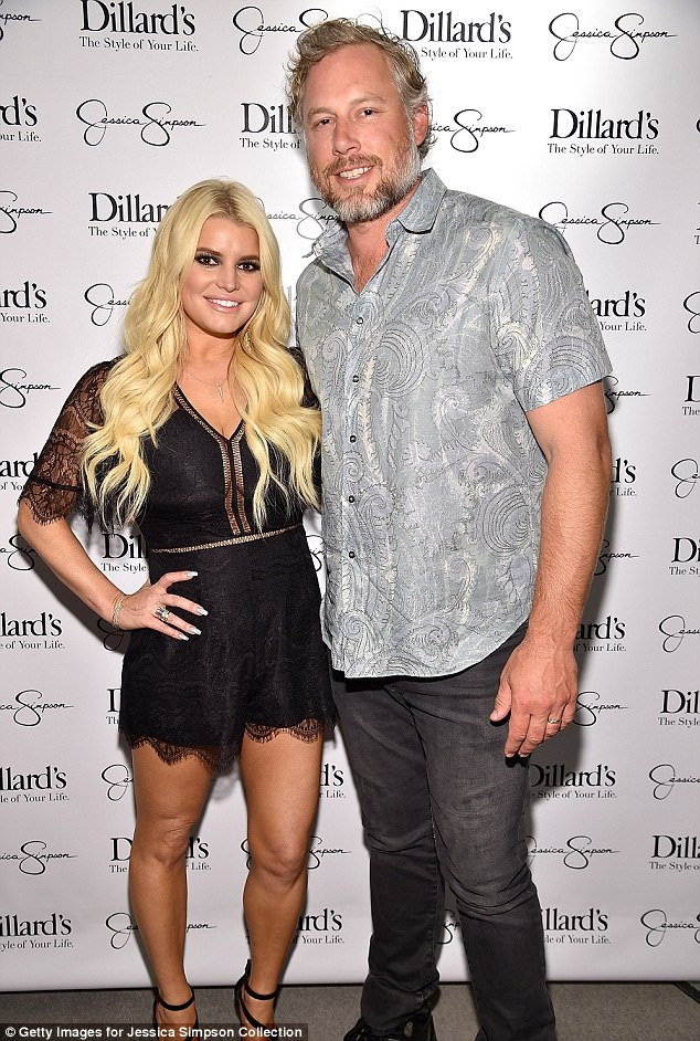 Jessica Simpson tái xuất bên gia đình - 4
Jessica Simpson đã không còn tha thiết việc đóng phim hay ghi âm những ca khúc mới. Cô kết hôn với Eric Johnson từ năm 2014, cặp đôi có với nhau 1 con gái 5 tuổi và con trai 3 tuổi