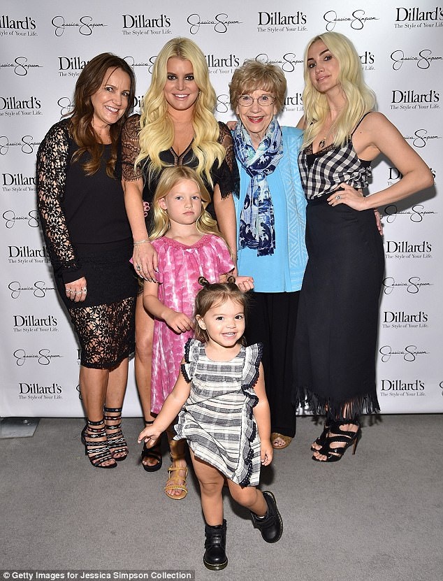 
Buổi tiệc cũng là buổi hội ngộ của Jessica Simpson với bà ngoại, mẹ đẻ và em gái của cô.
