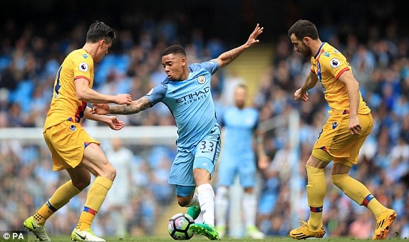 Man City 5-0 Crystal Palace: Hiệp hai tưng bừng - 6
Jesus (giữa) trong vòng vây của các cầu thủ Crystal Palace