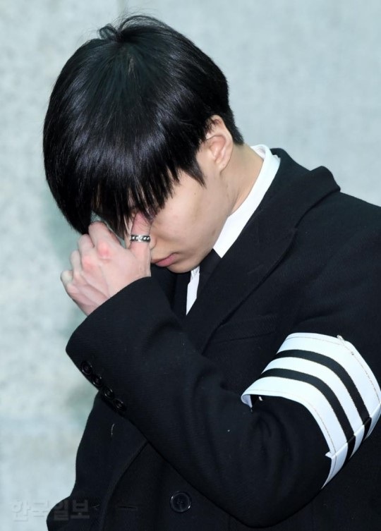 Tang lễ đầy nước mắt của thành viên nhóm Shineee - 12
Taemin lặng người trong giây phút tiễn biệt người anh em thân thiết.