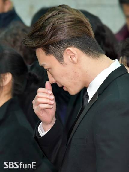 Tang lễ đầy nước mắt của thành viên nhóm Shineee - 14
Donghae đưa tay lên quệt nước mắt.
