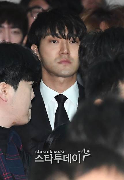 Tang lễ đầy nước mắt của thành viên nhóm Shineee - 15
Siwon thẫn thờ như không tin vào những gì đang diễn ra trước mắt.