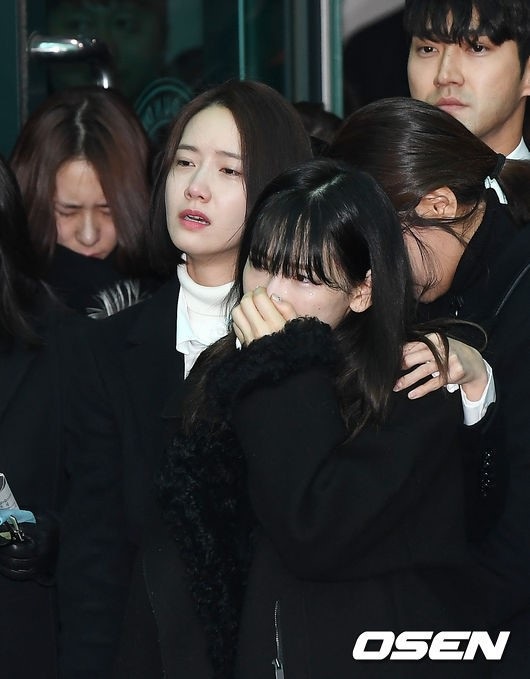 Tang lễ đầy nước mắt của thành viên nhóm Shineee - 20
Taeyeon, Yoona, và Krystal