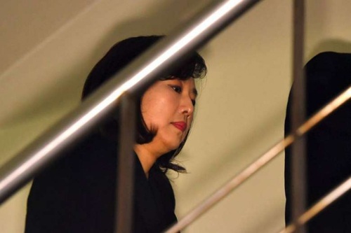 Bị bắt giữ, Bộ trưởng Hàn Quốc từ chức - 1
Bộ trưởng Jo Yoon-son đến tòa án trong buổi điều trần về việc ban hành lệnh bắt giữ bà, tại Tòa án trung tâm Seoul. (Nguồn: AFP)
