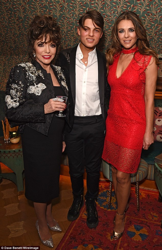 Ngôi sao 83 tuổi được chồng “soái ca” tháp tùng đi dự sự kiện - 16
Hai mẹ con Liz Hurley và bà Joan Collins