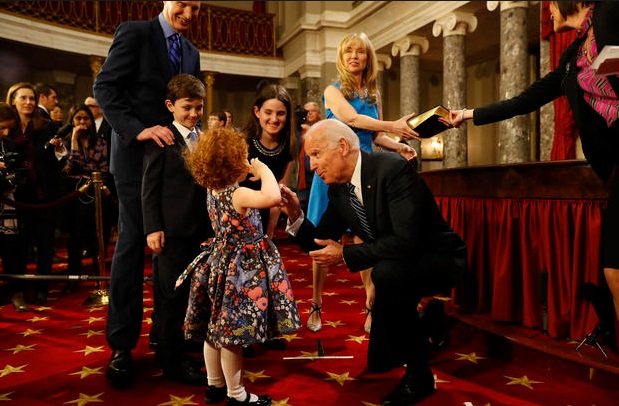 Phó Tổng thống Mỹ hài hước trước ngày rời nhiệm sở - 3
Ông Biden trêu đùa một bé gái, con của nghị sĩ Ron Wyden (Ảnh: Getty)