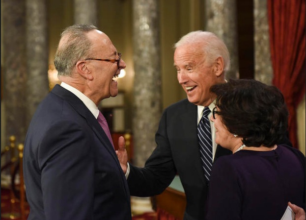 Phó Tổng thống Mỹ hài hước trước ngày rời nhiệm sở - 8
Ông Biden trò chuyện cùng Thủ lĩnh phe Dân chủ tại Thượng viện Chuck Schumer và vợ ông, bà Iris Weinshall (Ảnh: AP)