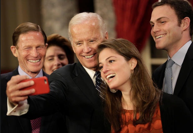 Phó Tổng thống Mỹ hài hước trước ngày rời nhiệm sở - 6
Ông Biden chụp ảnh tự sướng cùng gia đình Thượng nghị sĩ Richard Blumenthal (Ảnh: Reuters)