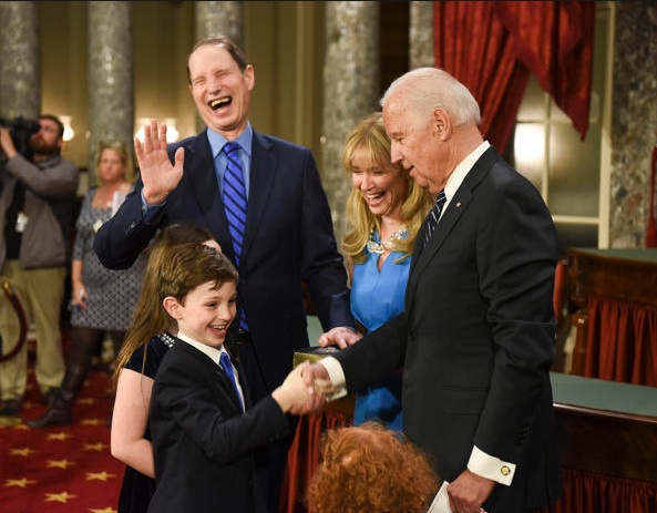Phó Tổng thống Mỹ hài hước trước ngày rời nhiệm sở - 12
Ông Biden sẽ mãn nhiệm sau 2 nhiệm kỳ vào ngày 20/1. Hồi năm ngoái, nhiều người đã bày tỏ tiếc nuối khi ông tuyên bố không tranh cử tổng thống một lần nữa, sau 2 lần tranh cử nhưng thất bại vào năm 1988 và 2008. (Ảnh: AP)