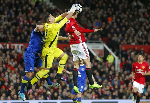 Đội hình tiêu biểu vòng 31 Premier League: Mesut Ozil tái xuất - 1 Joel Robles thi đấu rất hay trước MU