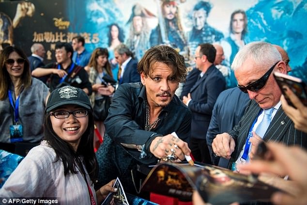 Fans “bao vây” Johnny Depp tại Thượng Hải - 1
Johnny Depp - nam diễn viên chính của loạt phim ăn khách Cướp biển vùng Caribe...