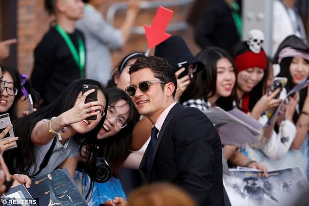 Fans “bao vây” Johnny Depp tại Thượng Hải - 2
...và Orlando Bloom đang có mặt tại Thượng Hải, Trung Quốc để quảng bá phần mới nhất của phim này - Pirates of the Caribbean: Dead Men Tell No Tales