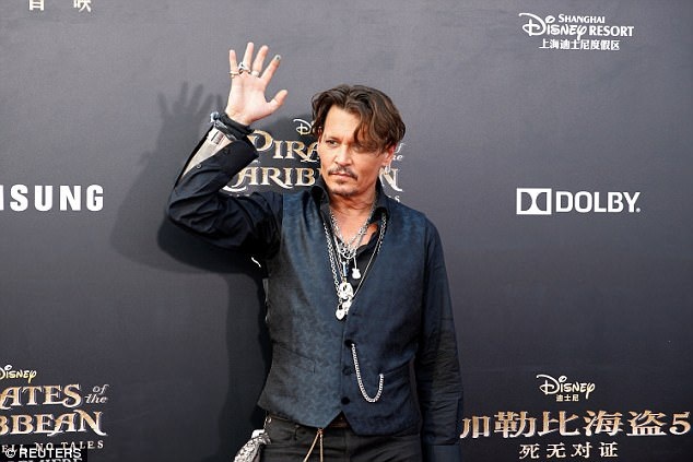 Fans “bao vây” Johnny Depp tại Thượng Hải - 3
Johnny, người thủ vai cướp biển Jack Sparrow trẻ trung, sành điệu ở tuổi 54