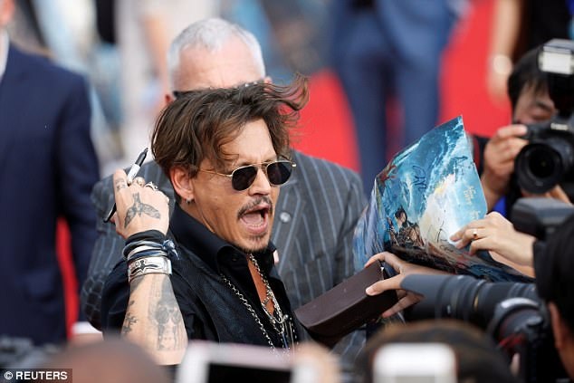 Fans “bao vây” Johnny Depp tại Thượng Hải - 4
Tài tử nổi tiếng vừa trải qua vụ ly dị gây xôn xao với vợ trẻ là diễn viên Amber Heard