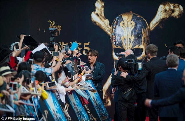 Fans “bao vây” Johnny Depp tại Thượng Hải - 8
Johnny Depp, Javier Bardem, Brenton Thwaites, Kaya Scodelario, Kevin McNally, Geoffrey Rush là những diễn viên chính củaphim này. Ngoài ra phim còn đánh dấu sự trở lại của 2 ngôi sao Orlando Bloom và Keira Knightley sau khi họ vắng bóng ở phần 4 - On Stranger Tides.