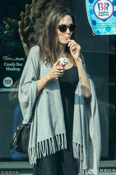 
Angelina Jolie lọt vào tầm ngắm của giới săn tin khi đang mua sắm tại Los Angeles cùng cá con, ngày 31/10.
