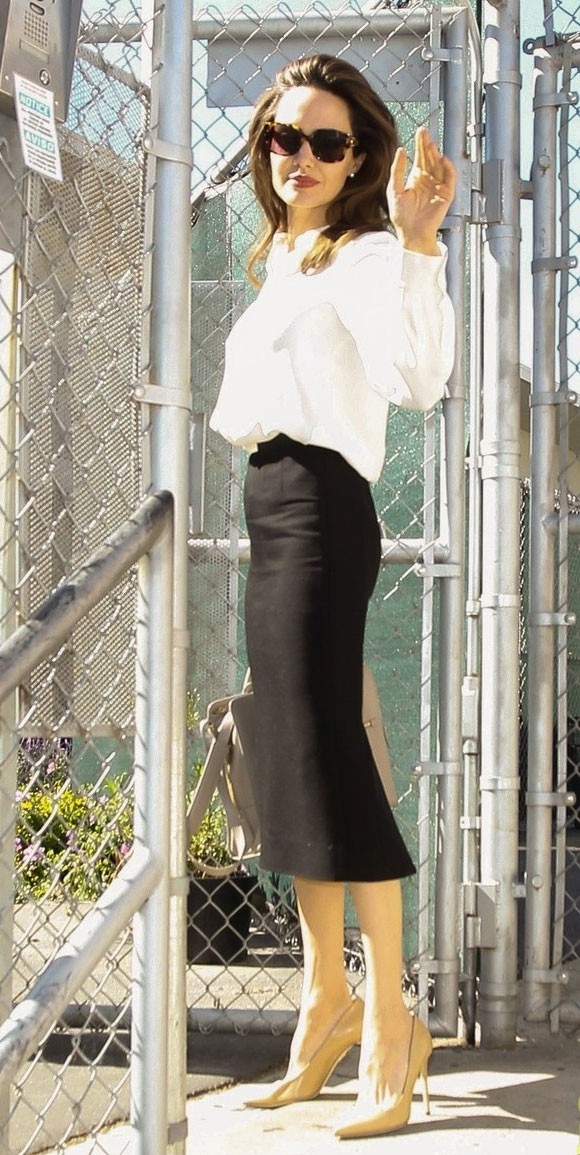 
Không còn là những bộ trang phục gợi cảm, phong cách thời trang của ngôi sao 42 tuổi giờ đây luôn là kín đáo và thanh lịch.
