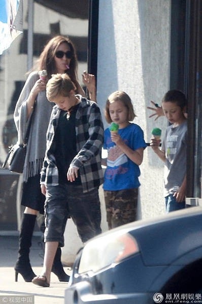 
Cô con gái ruột Shiloh và cặp sinh đôi đi cùng Angelina Jolie trong chuyến đi này.
