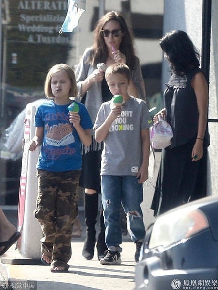 
Nữ diễn viên nổi tiếng tranh thủ thưởng thức một ly kem mát lạnh giống các con. Cặp sinh đôi của Jolie càng lớn càng đáng yêu và xinh đẹp.
