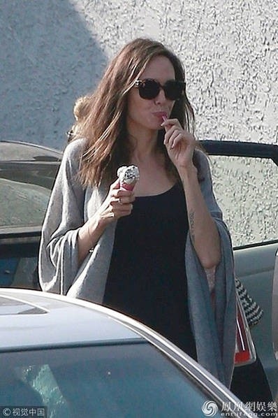 
Nữ diễn viên 42 tuổi từng thừa nhận cuộc sống của cô đã rất khó khăn sau khi cô quyết định ly dị Brad Pitt. Cô từng suy nghĩ và bị bệnh liệt cơ mặt trong suốt 1 năm qua. Tuy nhiên, sau 1 năm ly thân Brad Pitt, cuộc sống của Angelina Jolie giờ đây đã tốt hơn.
