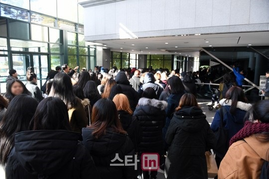 Sao và fan Hàn không cầm được nước mắt trong lễ tưởng nhớ thành viên nhóm Shinee - 8
Một fan khác lại nói: Âm nhạc của anh ấy thực sự ảnh hưởng tới tôi. Hi vọng giờ đây anh ấy đã tìm được sự bình yên trên thiên đường.