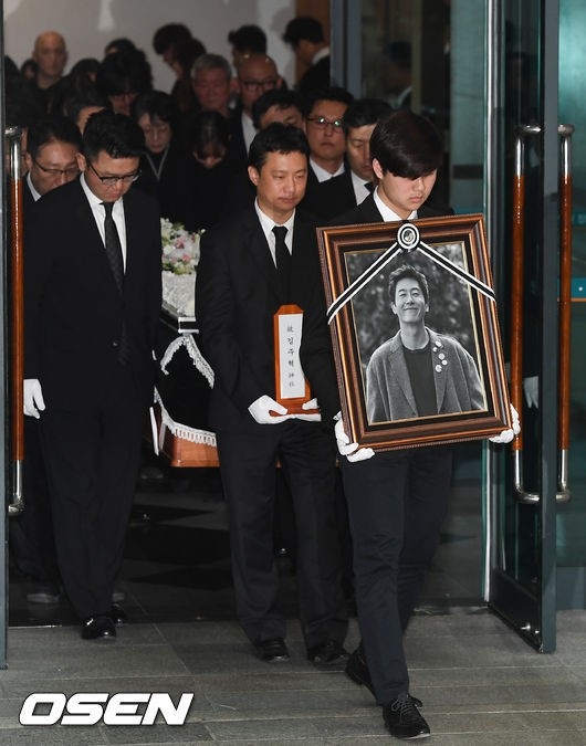 Tăng cường điều tra về vụ tai nạn giao thông của Kim Joo Hyuk - 3
Tang lễ của Kim Joo Hyuk diễn ra vào ngày hôm qua 2/11.