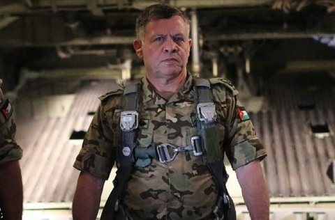 Quốc vương Jordan cầm súng tham gia tập trận - 1
Quốc vương Jordan Abdullah II trong một cuộc tập trận hồi tháng 7/2016. (Ảnh: BI)