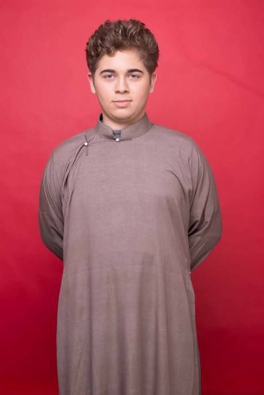 
José Hernandez Ricardo trong trang phục áo dài truyền thống Việt Nam.
