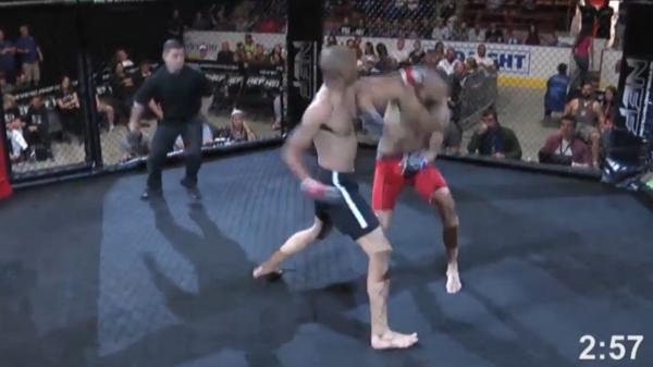 Võ sĩ Josh Jones hạ gục đối thủ chỉ bằng một cú đấm
