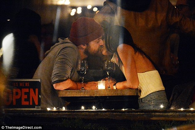 Tài tử Hollywood tình tứ hôn bạn gái mới - 3
Đôi tình nhân liên tục hôn nhau trong quán ăn trên phố