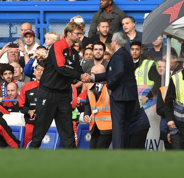 Klopp đối đầu với Mourinho: Khi "người đặc biệt" lép vé - 5
Klopp (trái) tỏ ra thông cảm với Mourinho sau chiến tháng ở Stamford Bridge