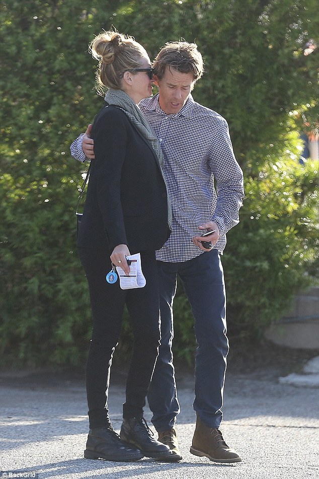 Khoảnh khắc hạnh phúc của vợ chồng Julia Roberts - 1
Vợ chồng Julia Roberts - Daniel Moder hạnh phúc xuất hiện trên đường phố Los Angeles