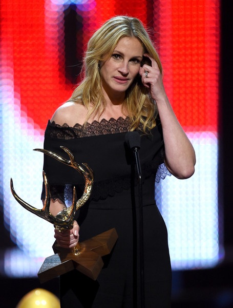 Khoảnh khắc hạnh phúc của vợ chồng Julia Roberts - 7
Cách đây ít ngày, Julia lần thứ 5 được tạp chí People bình chọn là người đẹp nhất thế giới.