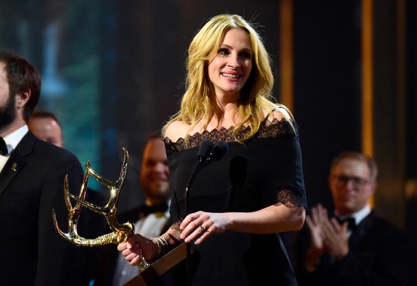 Ai là người phụ nữ đẹp nhất thế giới năm 2017? - 4
Julia Roberts nhận 1 giải thưởng vào tháng 6 năm ngoái tại Culver City, California, đây là sự kiện hiếm hoi mà nữ diễn viên phim Người đàn bà đẹp tham dự trong vài năm trở lại đây