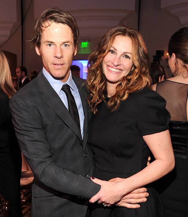 Ai là người phụ nữ đẹp nhất thế giới năm 2017? - 9
Julia Roberts từng trải qua 2 lần kết hôn, cô hiện chung sống với đạo diễn Daniel Moder. Cặp đôi đã có 15 năm hạnh phúc bên nhau và 3 đứa con ngoan ngoãn. Với Người đàn bà đẹp này, cuộc sống chẳng có gì mãn nguyện hơn!