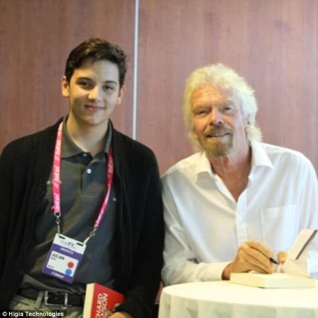 Phát minh áo ngực có khả năng cảnh báo sớm ung thư vú - 2 Julian Rios Cantu, 18, (chụp với Richard Branson) đã dành chiến thắng 20,000 $ để tiếp tục phát triển ý tưởng của mình.