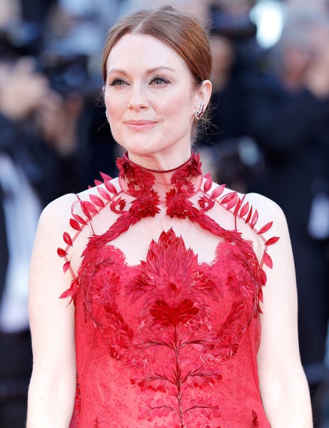 Dàn người đẹp rạng rỡ dự khai mạc LHP Cannes - 14
Julianne Moore nổi bật với váy đỏ kiêu sa