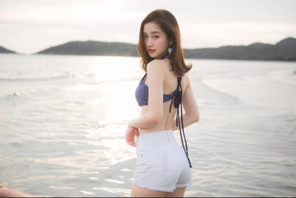 Ngắm các hot girl Việt diện bikini nóng bỏng mùa hè - 10 Jun Vũ - hot girl du học Thái Lan sở hữu thân hình gầy gò nhưng lại rất gợi cảm trong trang phụ bikini kết hợp với quần soóc này