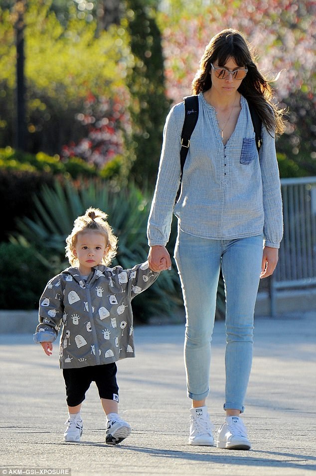 Justin Timberlake bị vợ giận dỗi giữa phố - 6
Jessica Biel và cậu con trai 2 tuổi Silas.