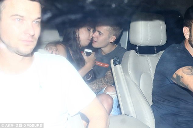 Justin Bieber tình tứ với cô gái lạ - 1
Justin Bieber tình tứ ôm hôn 1 cô gái lạ trên ô tô ở Rio de Janeiro, Brazil ngày 31/3 vừa qua