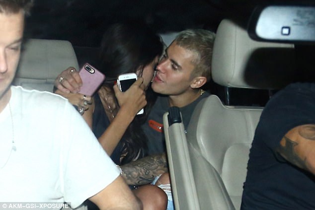 Justin Bieber tình tứ với cô gái lạ - 2
Hoàng tử nhạc Pop không chê giấu được cảm xúc dành cho cô gái xinh đẹp này
