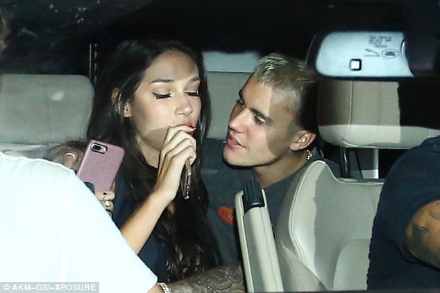 Justin Bieber tình tứ với cô gái lạ - 4
Justin Bieber đưa cô gái trẻ rời khách sạn của anh rất nhanh chóng