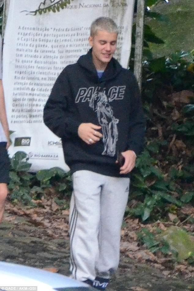 Justin Bieber tình tứ với cô gái lạ - 5
Justin Bieber đang có loạt buổi diễn tại đây