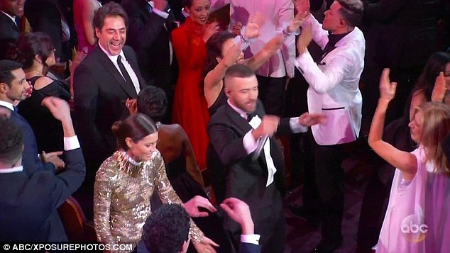 
Justin và vợ Jessica Biel cùng khiêu vũ theo giai điệu của ca khúc Cant Stop the feelings.
