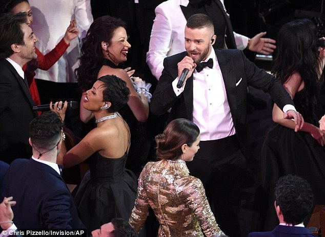 
Các ngôi sao Hollywood cũng hào hứng với phần trình diễn của Justin Timberlake.
