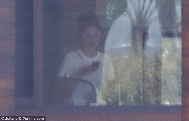 Selena Gomez chia tay The Weeknd, quay lại với Justin Bieber - 6
...Selena Gomez có mặt trong nhà của bạn trai cũ.