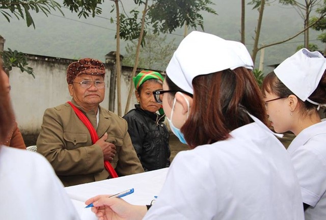 Cứ 100 người trưởng thành thì có 65 người bị cao huyết áp - 3 Nhiều người dân phải đi 3-4 tiếng để đến được bác sỹ khám và phát thuốc miễn phí