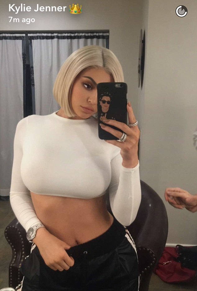 Kylie Jenner liên tục dính tin đồn “dao kéo” làm đẹp - 1
Kylie Jenner tiếp tục tung ảnh gợi cảm lên trang cá nhân ngày 13/1 vừa qua